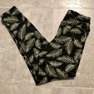 Leaf pattern leggings